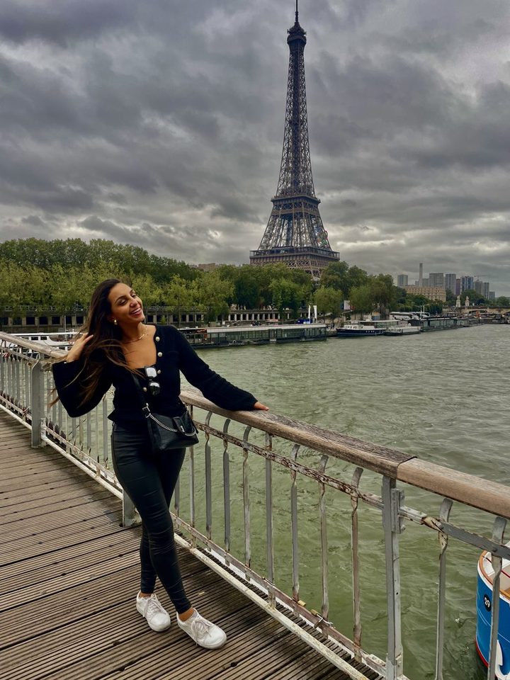 Natasha em uma ponte, com a Torre Eiffel ao fundo